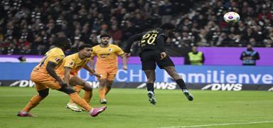 Ozan Kabak krmz kart grd, Frankfurt evinde 3 golle galip geldi
