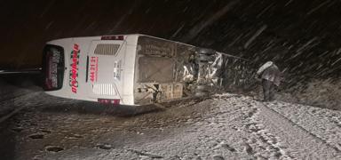 Bingl'de yolcu otobs devrildi: 21 kii yaraland
