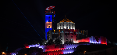 Birinci Meclis Binas ve Atatrk Cumhuriyet Kulesi Trk bayra renkleri ile klandrld