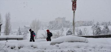 Hakkari'de eitime olumsuz hava engeli! Okullarn yarn tatil edildii bildirildi