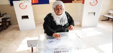 Trkiye'nin en kalabalk ilesinde oy verme ilemi devam ediyor