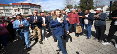 Seimin 'en gen belediye bakan' Zeynep elik mazbatasn ald