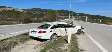 Otomobil refje devrildi: 2 kii ar yaraland