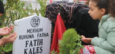 Deprem blgesindeki mezarlklarda hznl bayram