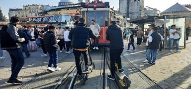 stiklal Caddesi'nde bayram younluu: Nostaljik tramvay seferleri geici sreliine durduruldu