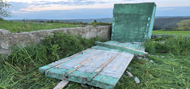 stanbul'da piknik yapan iki kiinin stne  beton blok devrildi