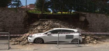 skdar'da istinat duvar kt: Park halindeki iki otomobil hasar ald