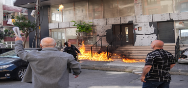 Oturduu dairenin tahliyesine tepki gsterip binay yakmaya kalkt