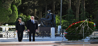 Haydar Aliyev doumunun 101. ylnda kabri banda anld