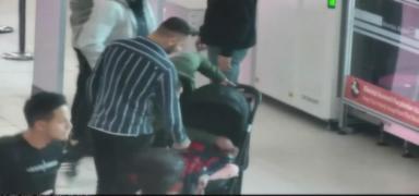 Polisler bebei sevme bahanesiyle kontrol etti! Hepsi bebek arabasndan kt