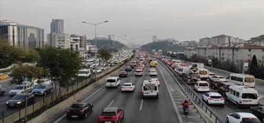 stanbul'da haftann ilk i gn trafik younluu yaanyor