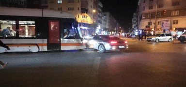 Eskiehir'de tramvay ile otomobil arpt: Kazada maddi hasar olutu