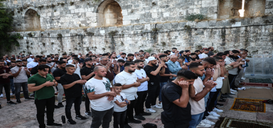 Mescid-i Aksa'da silahlarn glgesinde bayram namaz