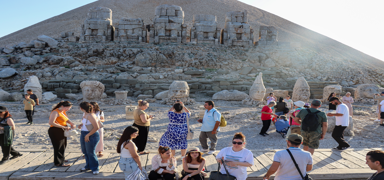 UNESCO dnya miras Nemrut dana yaklak yerli ve yabanc 8 bin kii ziyaret etti
