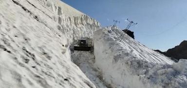 Hakkari'de Haziran aynda 8 metrelik kar tnelleri glkle alyor