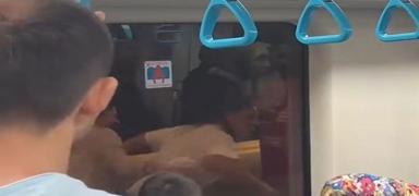 Kfrler havada uutu! Marmaray'da kadnlar birbirine girdi