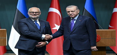 Bakan Erdoan, Karis onuruna yemek verdi