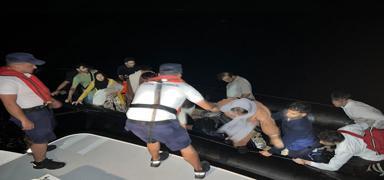 zmir aklarnda 2 lastik botta 59 kaak gmen yakaland