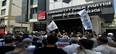 zmir Bykehir Belediyesi'nde i brakan memurlar CHP il binasna yrd