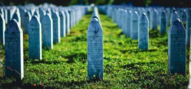 Srebrenitsa soykrm kurbanlarnn akrabalar cenazelerini ac dolu hatralarla topraa verecek