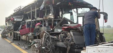 Hindistan'da katliam gibi kaza! Otobs kamyonla arpt