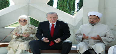 Cumhurbakan Erdoan'dan 15 Temmuz ehitler Makam'nda Kur'an- Kerim tilaveti