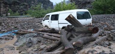 Erzurum'da etkili olan iddetli yalar sele neden oldu