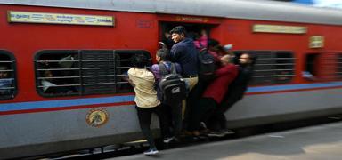 Hindistan'da meydana gelen tren kazasnda 2 kii ld