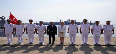 TCG Yzba Gngr Durmu ve TCG Akay gemileri Romanya Liman'nda