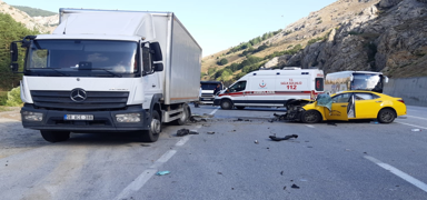 Erzincan'da otomobil park halindeki kamyona arpt: 2 l