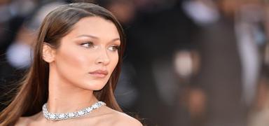 srail destekilerinden bask! ABD'li model Bella Hadid ayakkab reklamndan karld