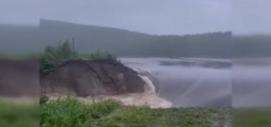iddetli ya nedeniyle baraj patlad ok sayda ev sular altnda kald