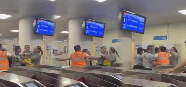 Bakasnn kartyla Marmaray'a binmeye alan kadn yolcu ile gvenlik grevleri arasnda kavga kt