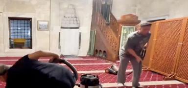 Mesut zil skdar'da cami temizlerken grntlendi!