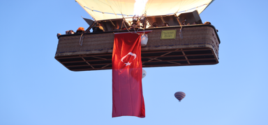 30 Austos cokusu: Kapadokya'da balonlar Trk bayraklaryla utu
