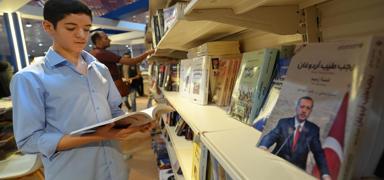 'Bir liderin douu: Recep Tayyip Erdoan' kitab, Badat'taki fuarda kitapseverlere sunuluyor