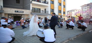 Hatay'da yeni konutu teslim edilen depremzede, erteledii dnn yapt
