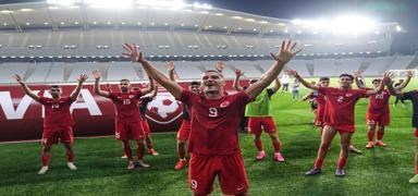 mit Milli Takm'mz, Letonya'y 3 golle geti