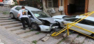 Otomobiller kaza sonras merdivenlere dt