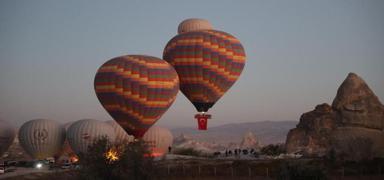 Scak hava balonlar Trk bayraklarn gkyznde dalgalandrd
