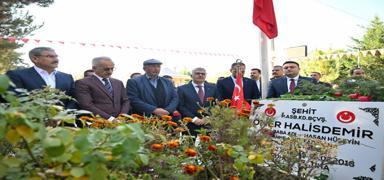 Bakan Uralolu'ndan ehit mer Halisdemir'in kabrine ziyaret