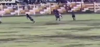 Peru'da oynanan futbol ma srasnda sahaya yldrm dt: 1 l