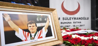 Naim Sleymanolu, vefatnn 7'nci ylnda kabri banda anld