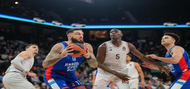 Anadolu Efes, evinde Paris Basket'e kaybetti