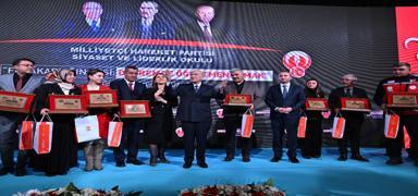 Baheli'den deprem blgesindeki retmenlere plaket
