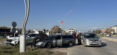 Anons ele verdi! 'kiz plaka' kullanana arataki 2 kii yakaland