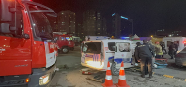 Zeytinburnu'nda otomobil polis aracna arpt: 1'i polis 3 kii yaraland