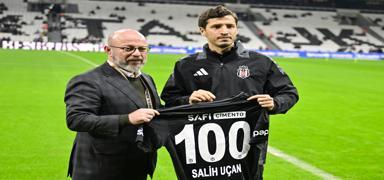 Beikta'ta Salih Uan'a forma ve plaket