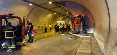 Sinop'ta feci kaza! Tnel iinde duvara arpan kamyonetin srcs hayatn kaybetti