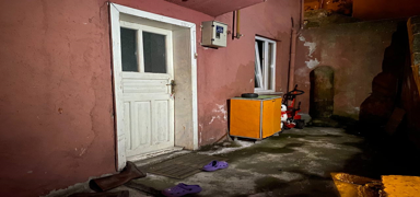 3 ya��ndaki �ocuk boynuna ip dolanm�� halde �l� bulundu